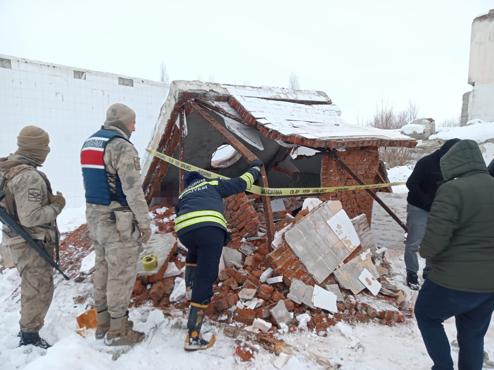 Erzurum’da evine gitmeyen şahsın çöken duvar altında cansız bedeni bulundu