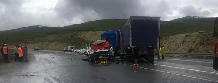 Erzurum’da kamyonet tırla çarpıştı: 2 ölü