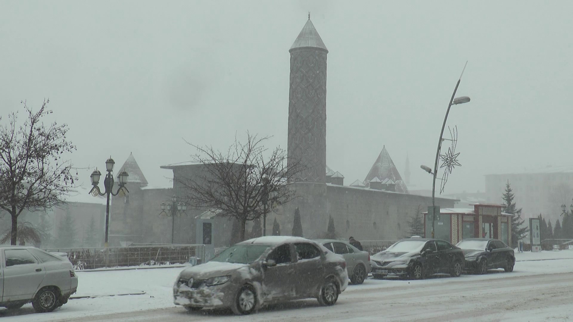Erzurum’da kar ve tipi etkili oluyor