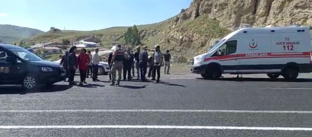 Erzurum’da kaza sonrası köylüler yolu trafiğe kapattı