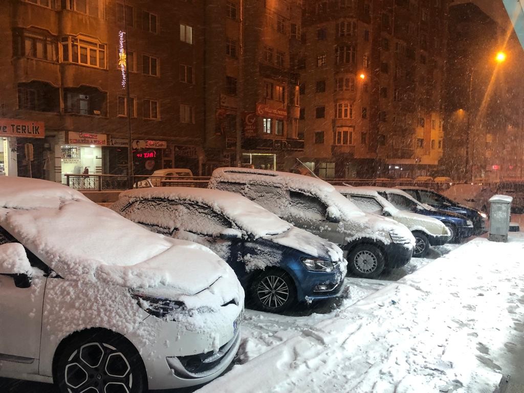 Erzurum’da Nisan ayında yoğun kar yağışı etkili oluyor