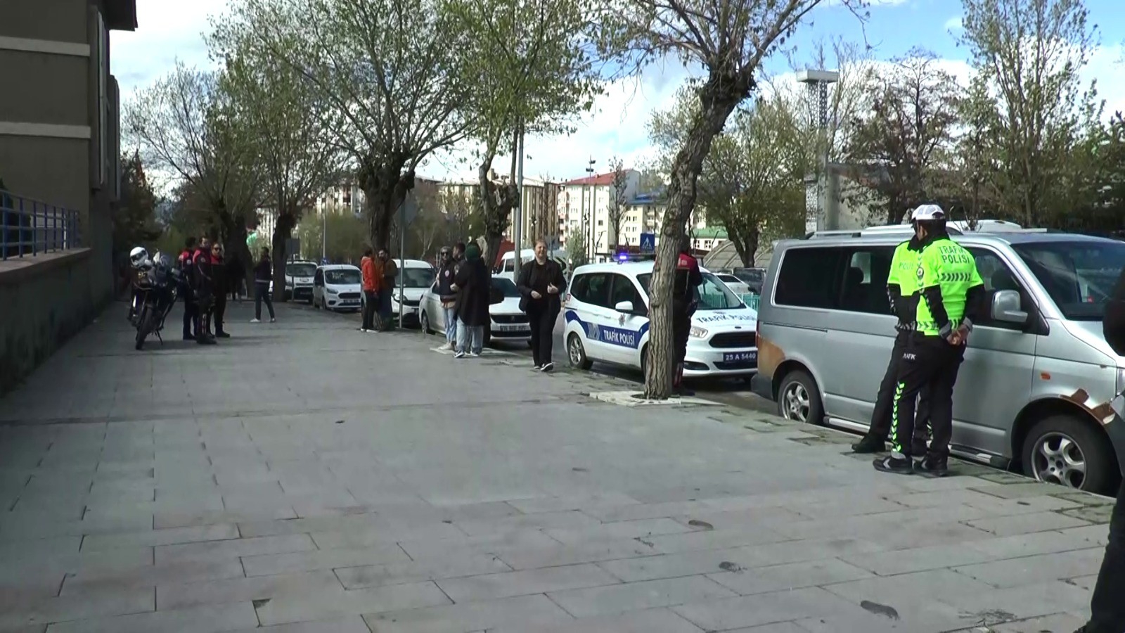 Erzurum’da polis okul bölgelerinde uygulama yaptı