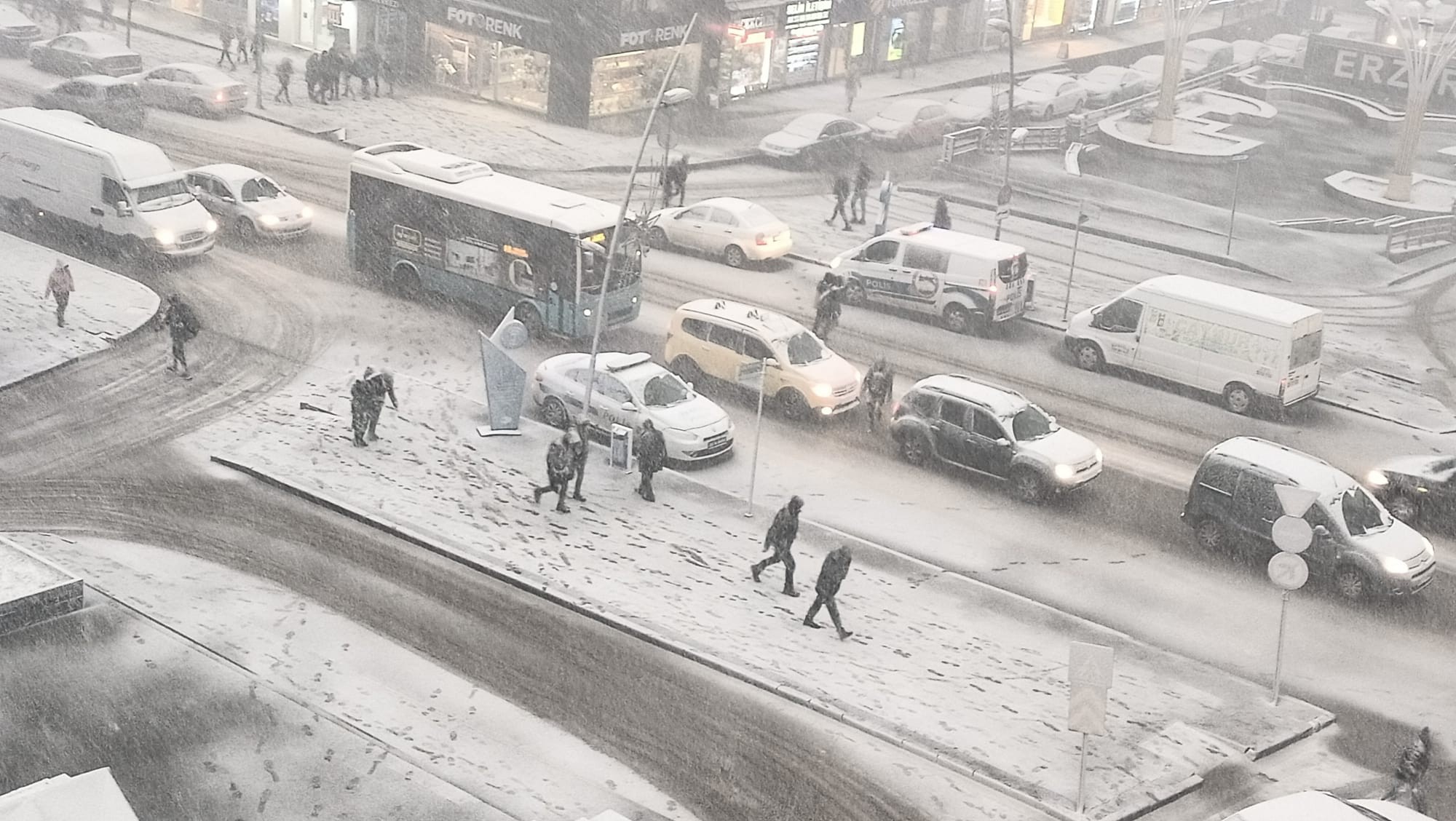 Erzurum’da şiddetli kar fırtınası hayatı olumsuz etkiliyor