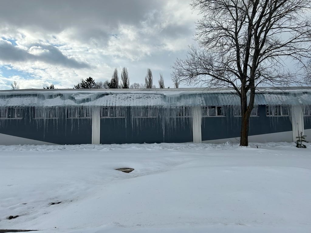 Erzurum'da soğuk hava nedeniyle oluşan buz sarkıtları tehlike arz ediyor