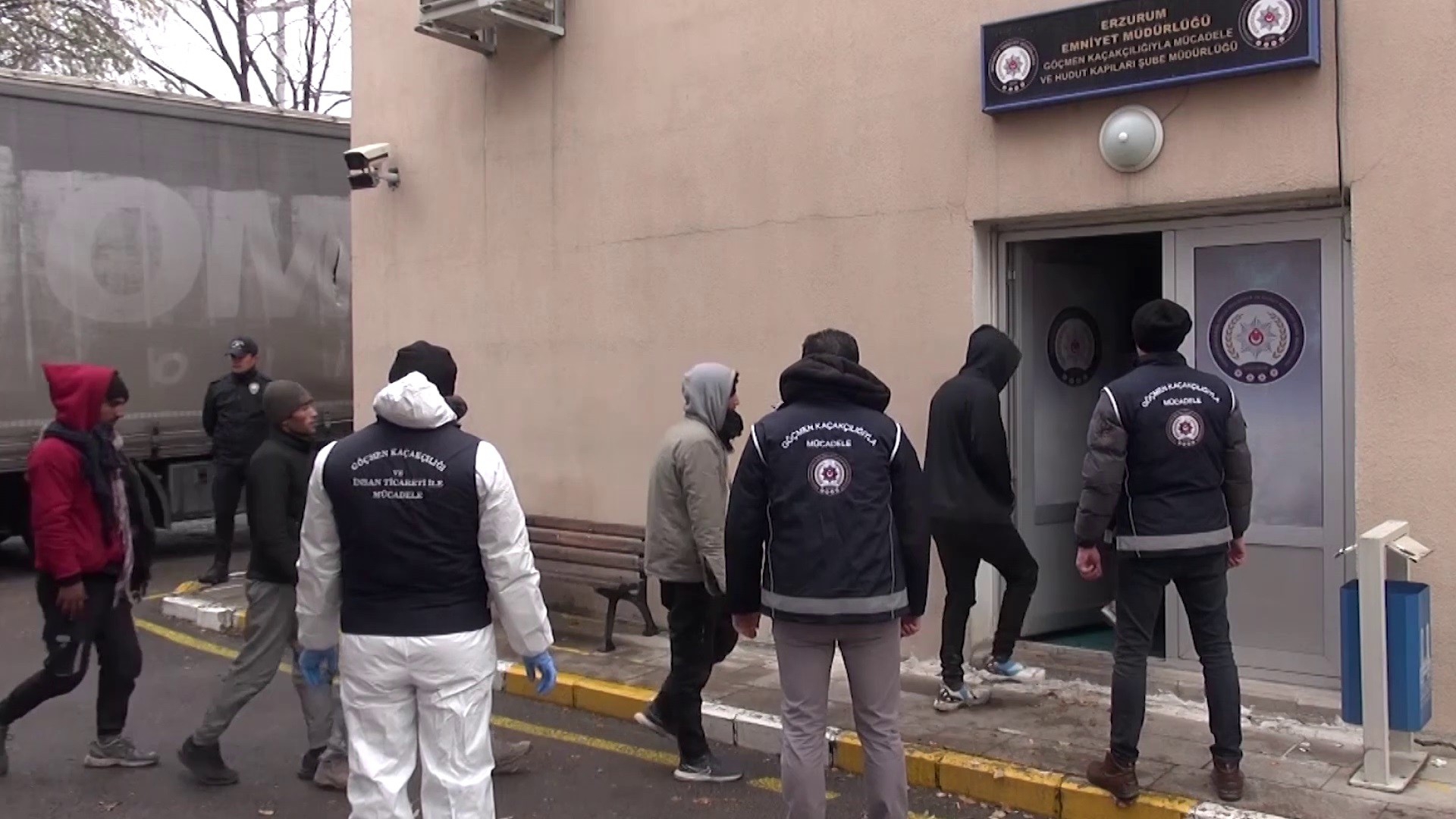 Erzurum’da tır dorsesinde 56'sı çocuk 133 kaçak göçmen yakalandı