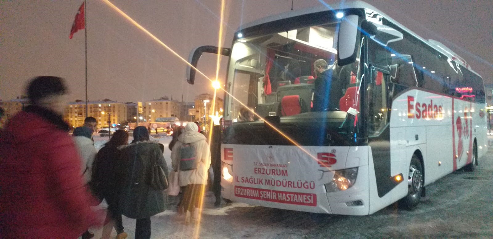 Erzurum Şehir Hastanesi’nde görevli 14 doktor, 26 hemşire ve sağlık çalışanı deprem bölgesine gönderildi