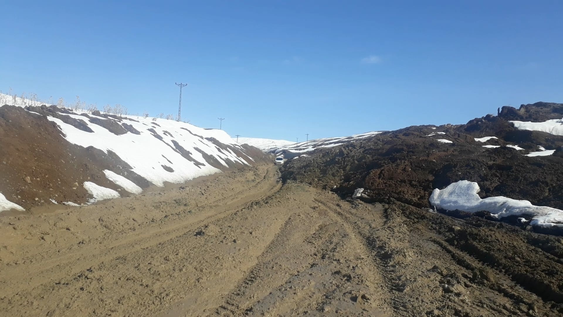 Erzurum-Tekman karayolu heyelan nedeniyle ulaşıma kapandı