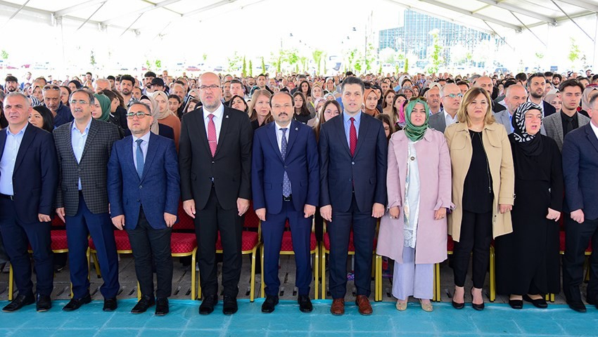 ETÜ’de mezuniyet coşkuyla kutlandı