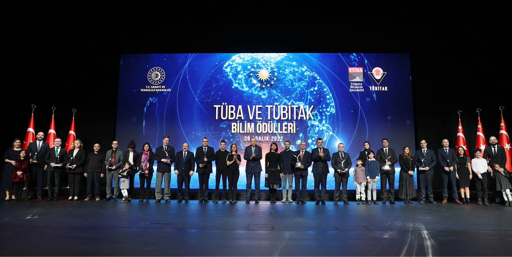 ETÜ’lü akademisyen ödülünü Cumhurbaşkanı Erdoğan’ın elinden aldı