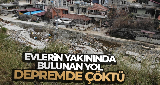 Evlerin yakınında bulunan yol depremde çöktü