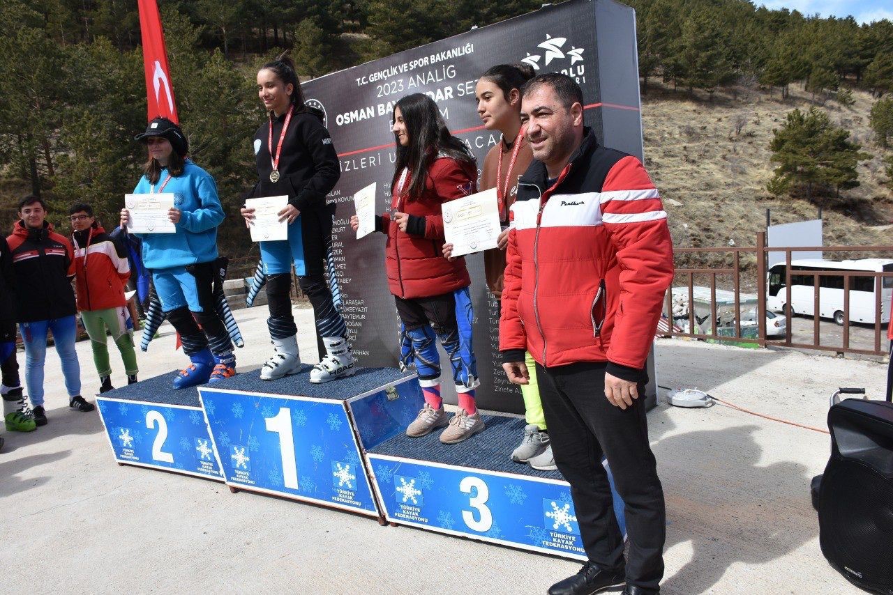 Geleceğin yıldız kayakçıları Analig’de yarıştı