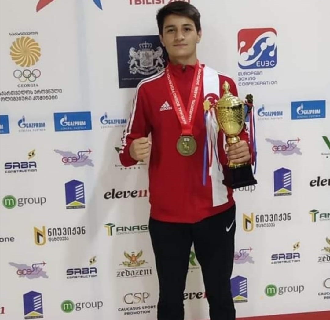 Genç dadaş tarih yazıyor