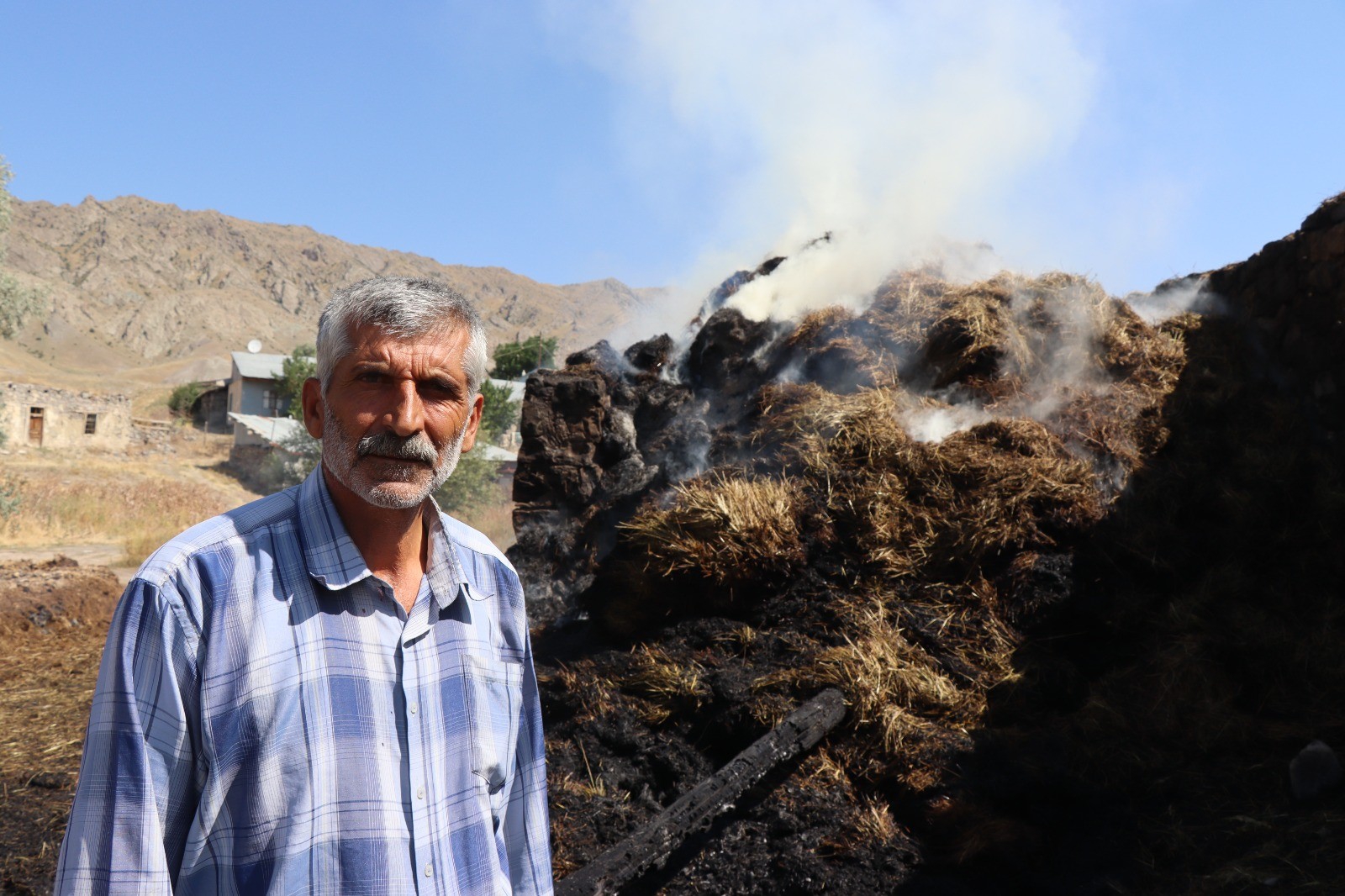 Gizlice gelip benzin dökerek traktör ve 850 balya otu yaktılar