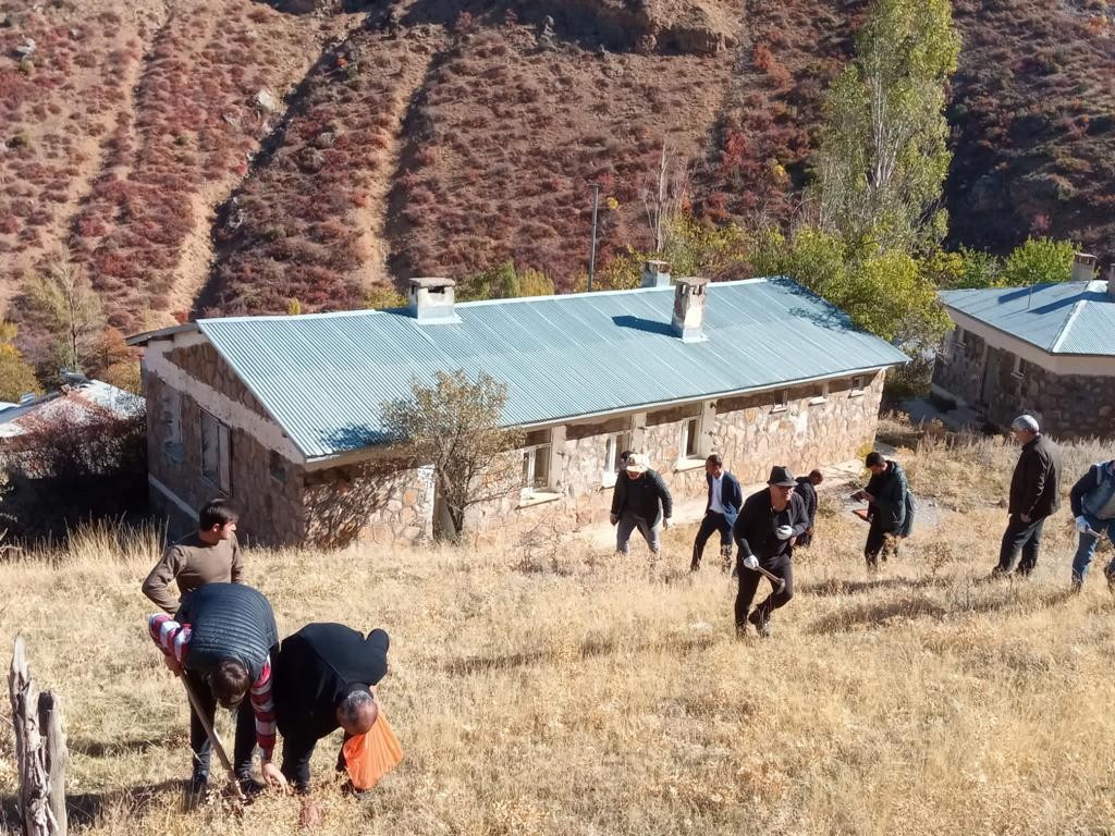 Gurbette yaşayan İspir ve Pazaryolu'lardan hemşerilerine ceviz ve badem tohumu desteği