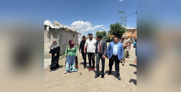 Hamur Kaymakamı Köyde Parke Çalışmalarını İnceledi: Vatandaşlarla Buluştu