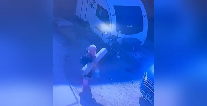 Hırsızlık anı kamerada: Elazığ'da yıkamaya bırakılan halı çalındı