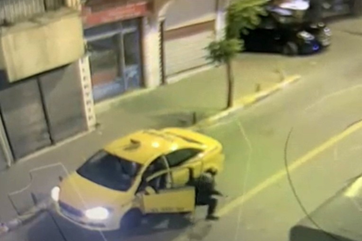 İstanbul'da taksi gaspı kamerada: Taksici arkasına bile bakmadan kaçtı