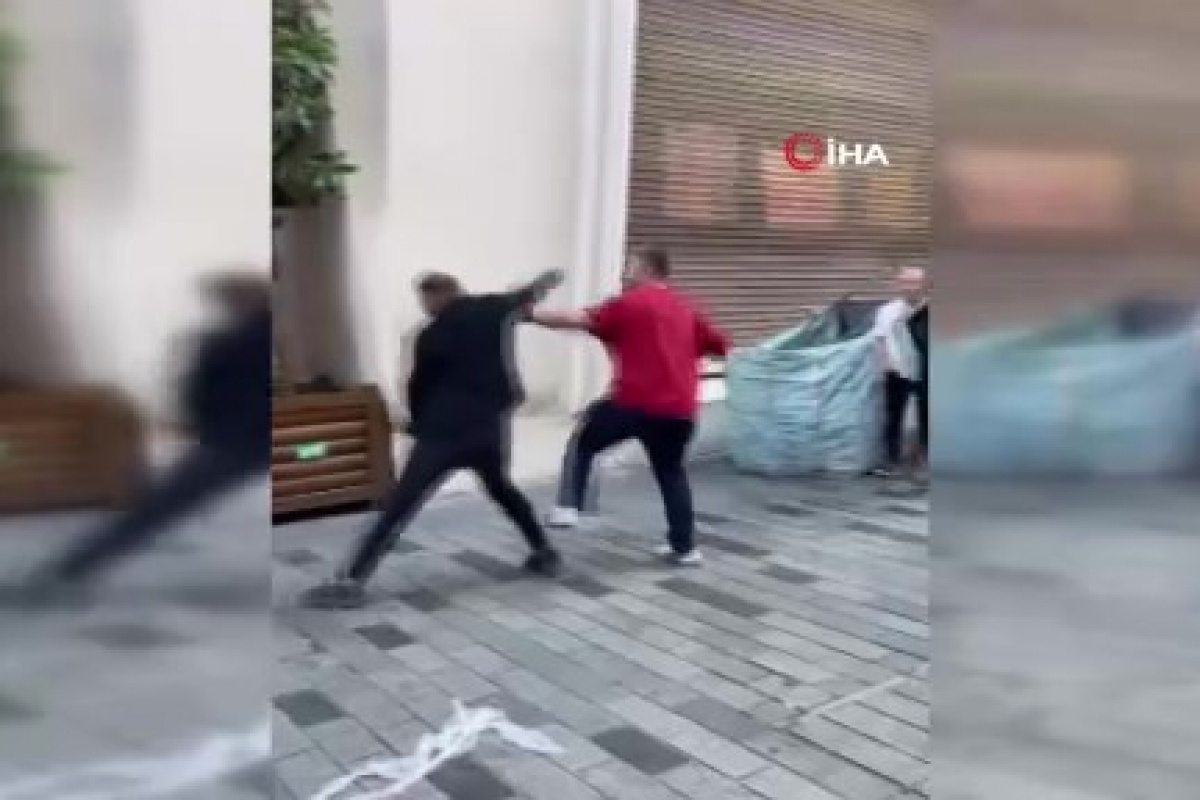 İstiklal Caddesi'nde yumruk yumruğa kavga kamerada