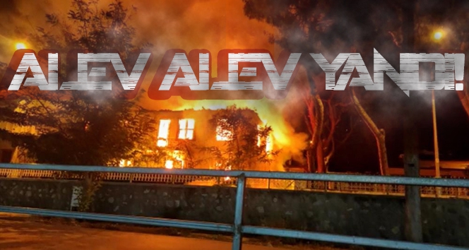 İzmir'de 2 katlı bina alev alev yandı