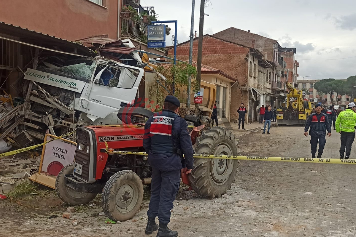 İzmir'de kamyon ortalığı savaş alanına çevirdi: 8 yaralı