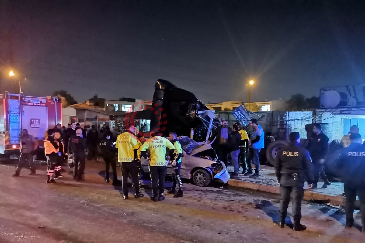 İzmir'de otomobile çarpan tır otobüs durağına daldı: 3'ü ağır 5 yaralı