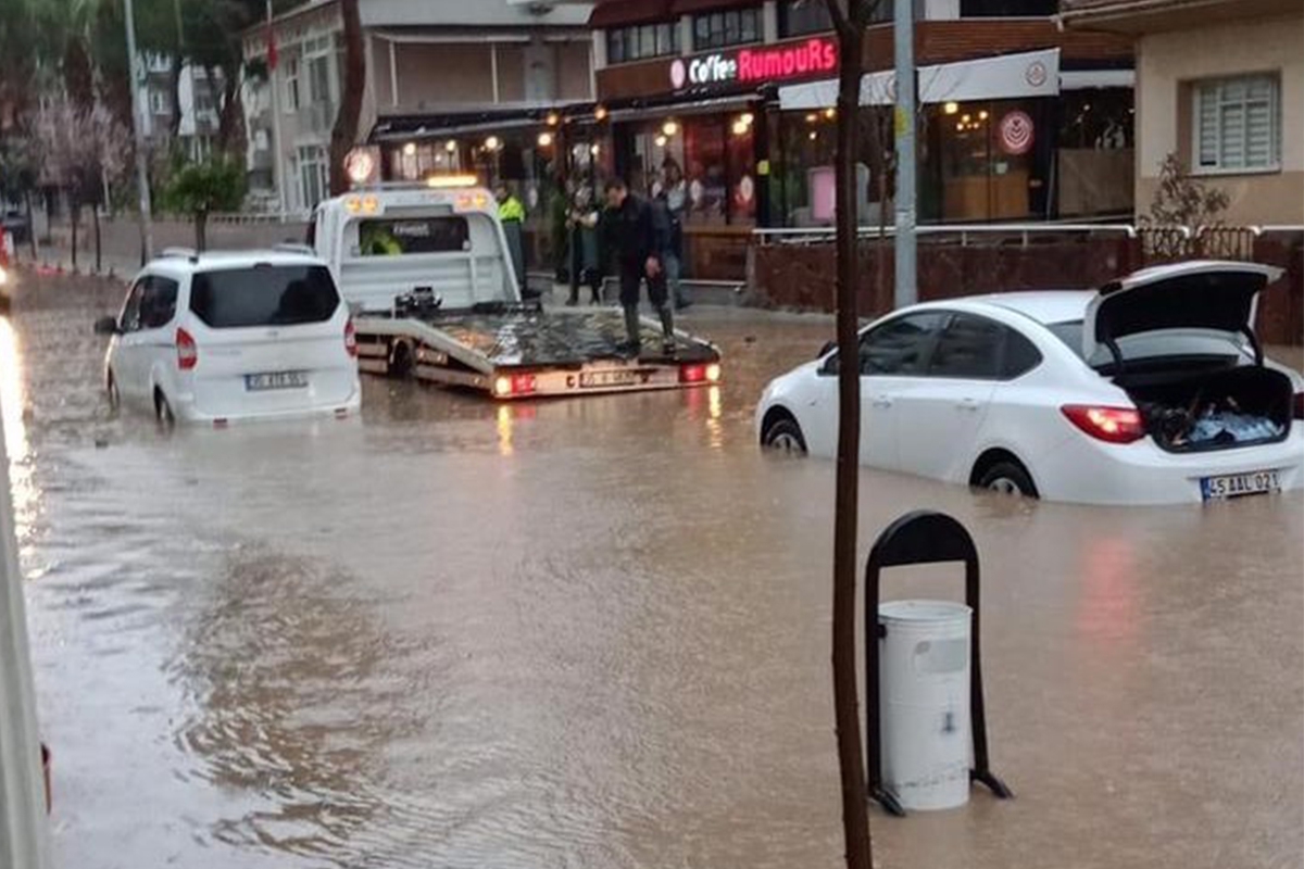 İzmir'de yağmur hayatı felç etti, araçlar suya gömüldü