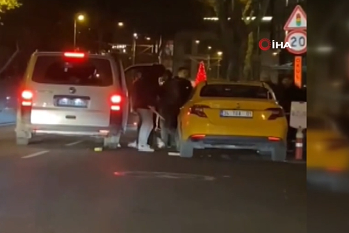 Kabataş'ta bir grup taksiciye sopalarla saldırdı