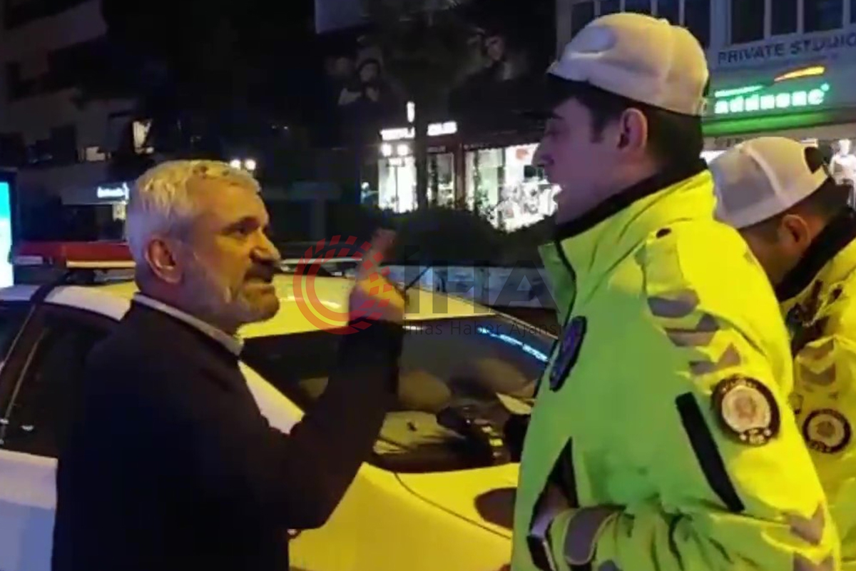 Kadıköy'de ceza yazan polise ‘İnsan olalım' diyen taksici, tepki görünce ‘Hepimiz kardeşiz' diyerek geri adım attı
