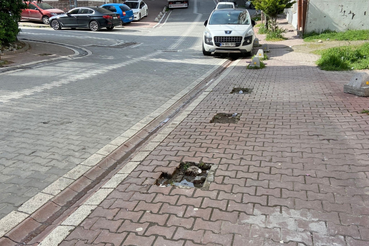 Kaldırımdaki beton mantarları çaldılar, arkalarına bakmadan uzaklaştılar