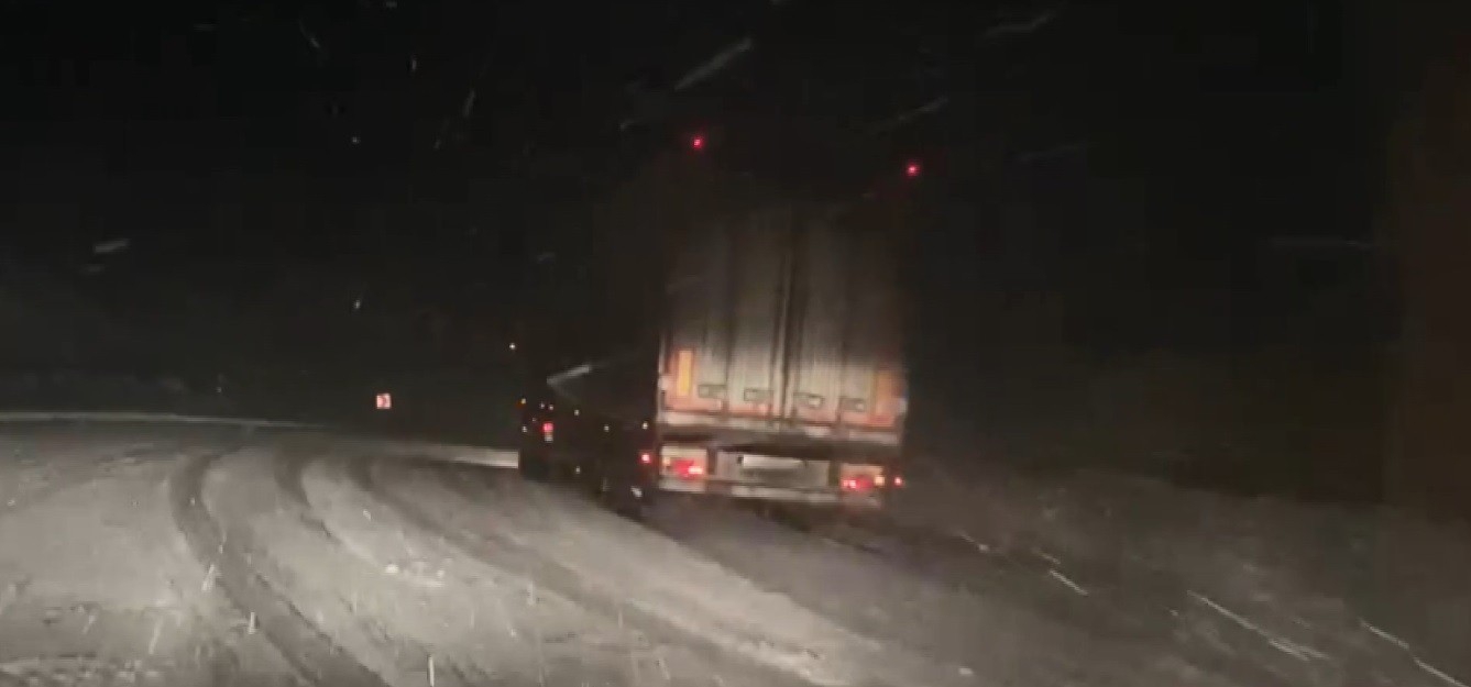 Kar bir anda bastırdı, onlarca araç yollarda mahsur kaldı