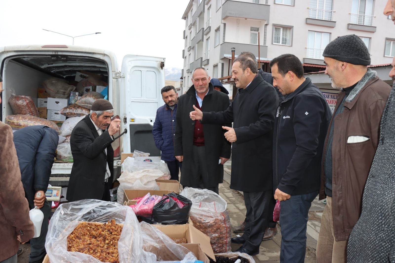 Karataş Çat’ta muhtar ve esnafla bir araya geldi