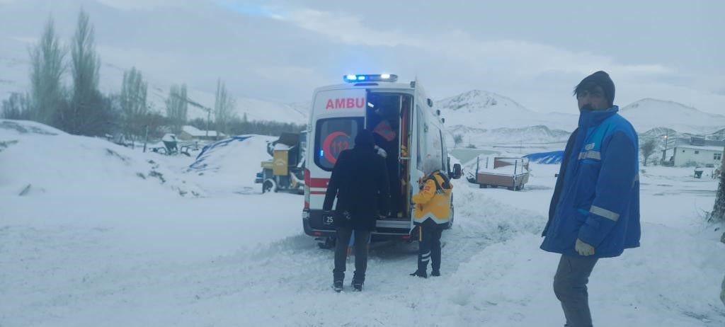 Karla mücadele ekipleri ambulans için yol açtı