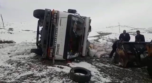 Karlı yolda kayan kamyonet yan yattı