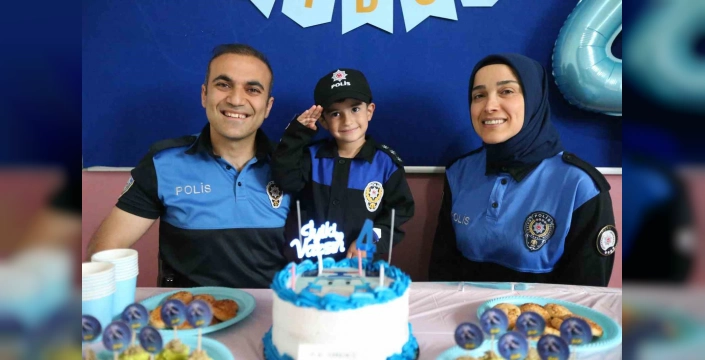 Kars'ta polisler, polis olmak isteyen çocuğa doğum günü sürprizi yaptı