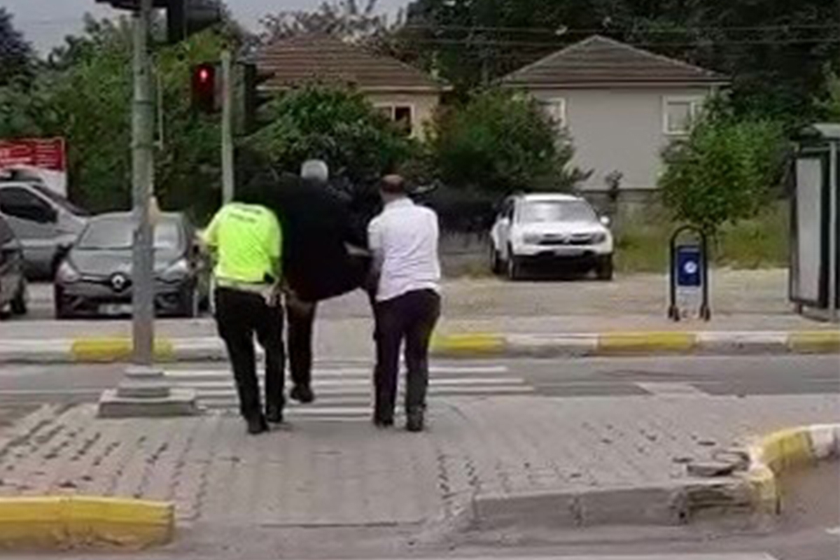 Karşıdan karşıya geçemeyen yaşlı adama polislerden yardım