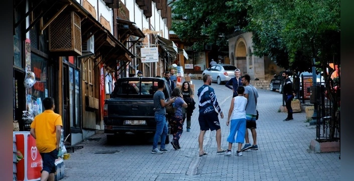 kemaliye'nin büyüleyici manzarası ve kayalıktaki ev: 5 bin nüfuslu ilçe yazın 50 bine ulaşıyor