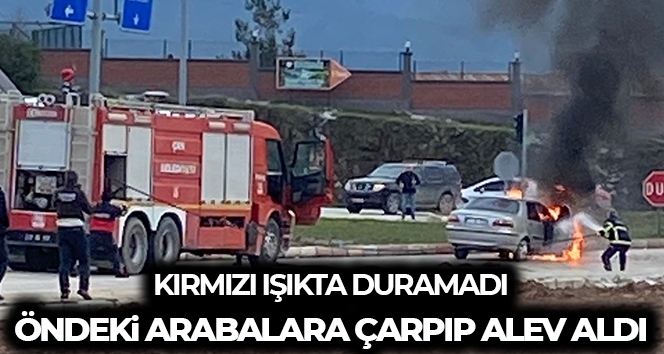 Kırmızı ışıkta duramayan araç öndeki araçlara çarparak alev aldı