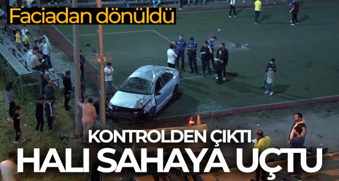 Kontrolden çıkan araç halı sahaya uçtu, facidan dönüldü