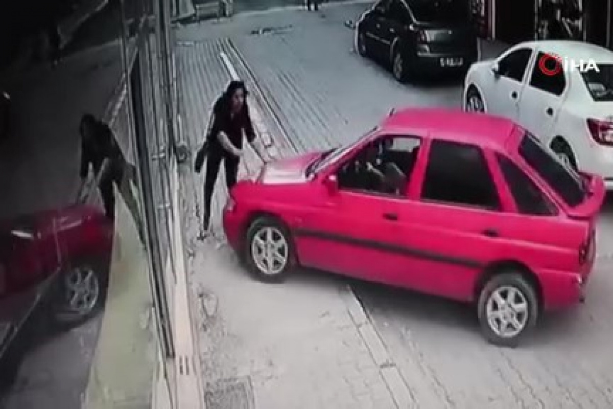 Kontrolden çıkan otomobil kaldırımda yürüyen kadına çarparak vitrine soktu