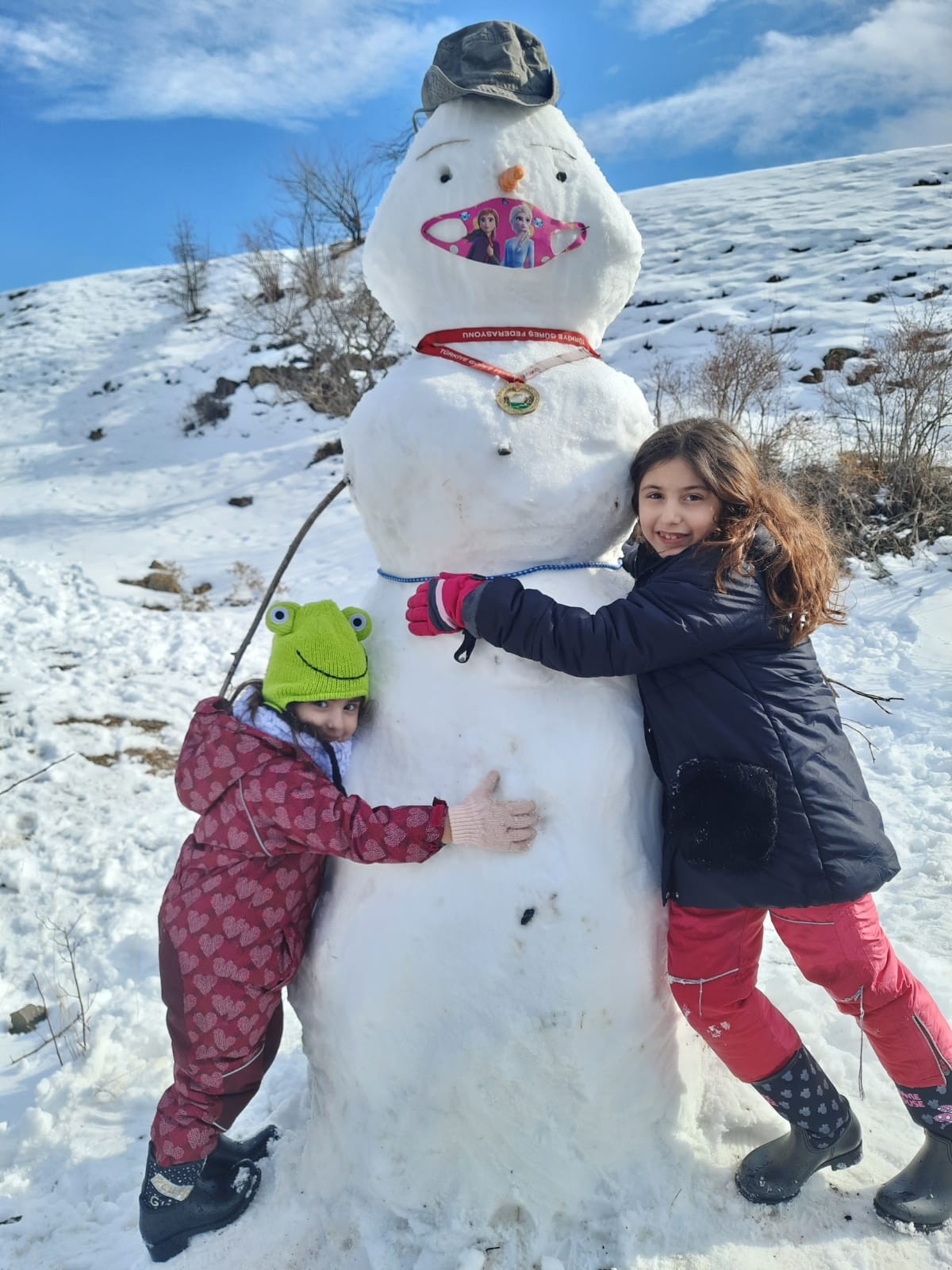 Korona virüse dikkat çekmek için yaptıkları kardan adama maske taktılar