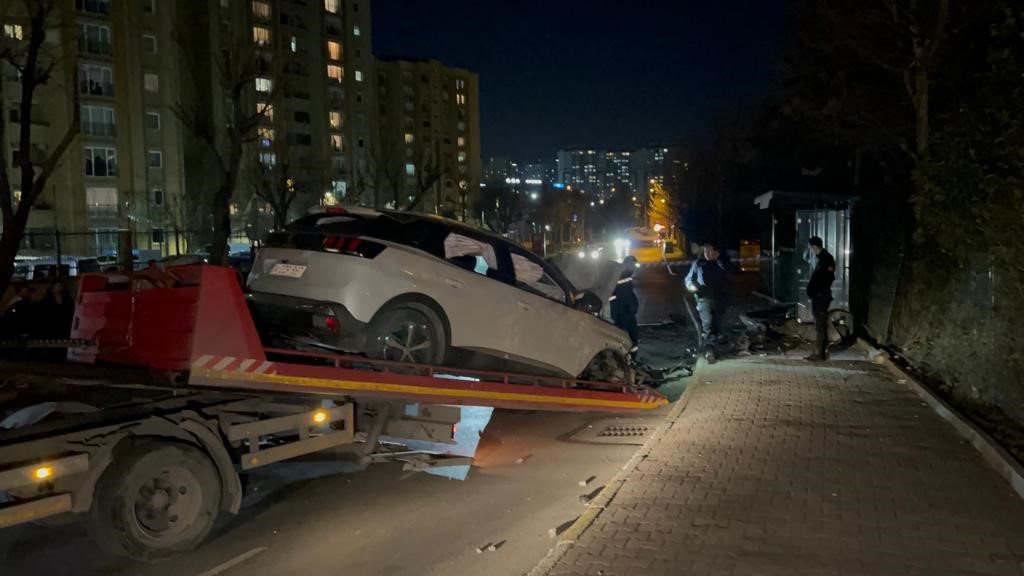 Küçükçekmece’de kontrolden çıkan araç elektrik direğine çarptı: 4 yaralı