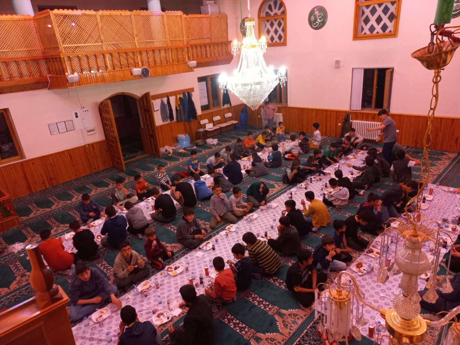 Kuran kursu öğrencilerine medine usulü iftar