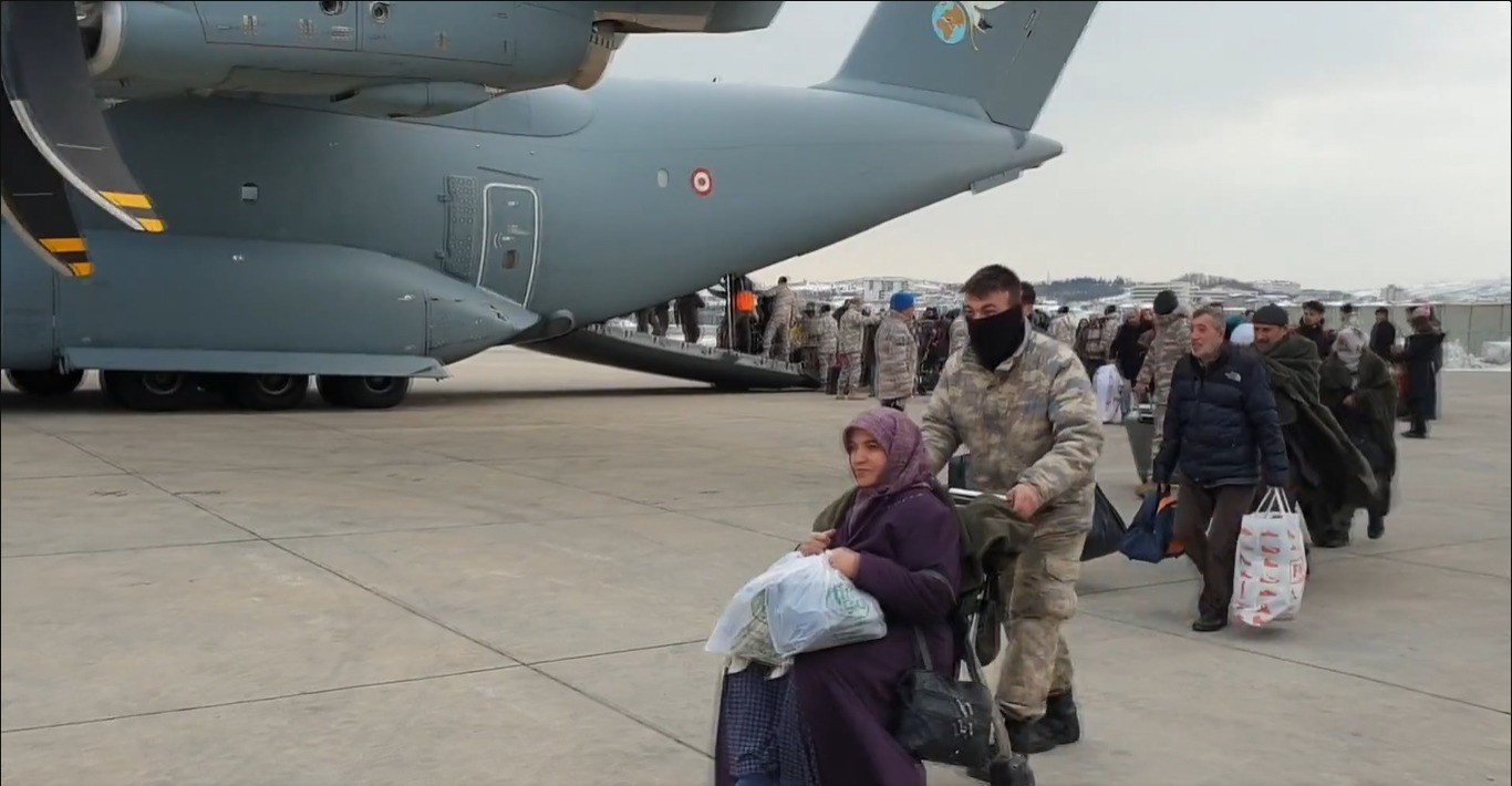 Malatya'daki depremzedeler uçaklarla Ankara'ya taşınmaya devam ediyor