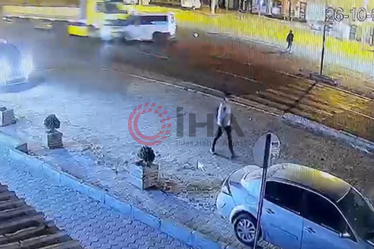 Mardin'de tır ile minibüs çarpıştı, yaya son anda kurtuldu