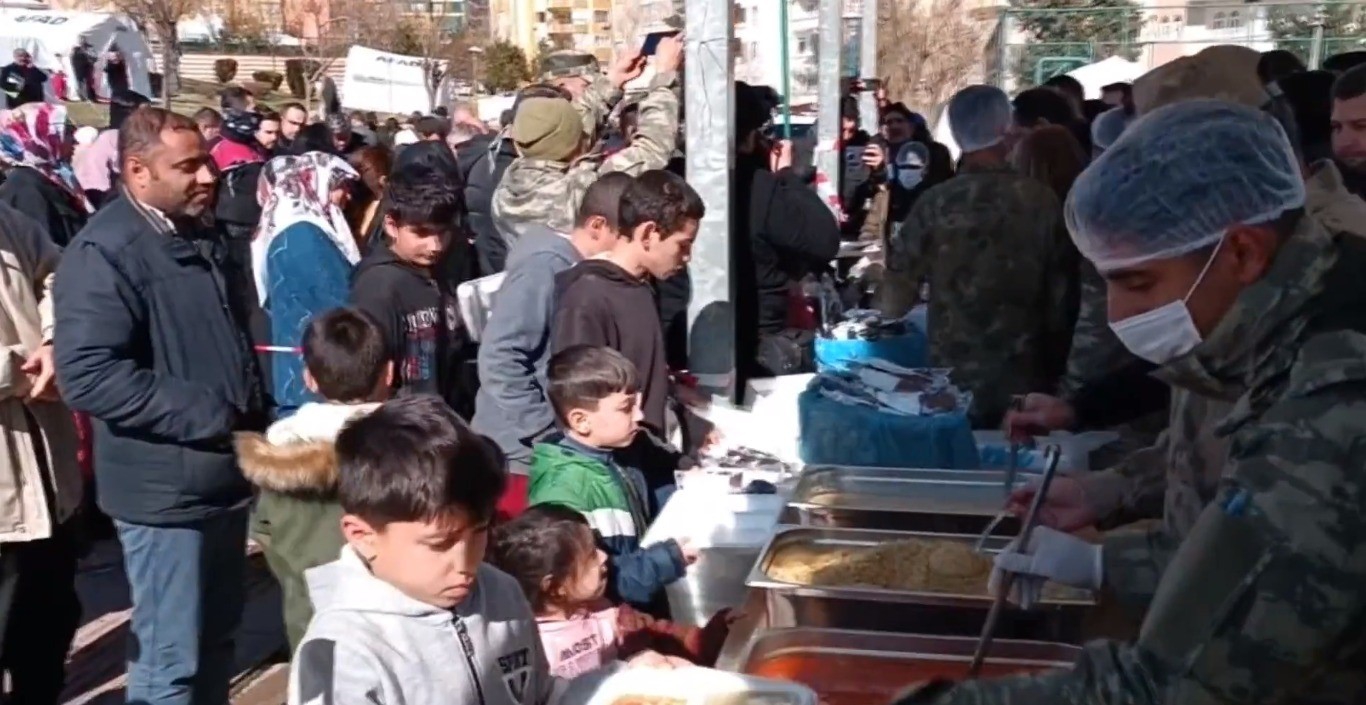 Mehmetçik Şanlıurfa'da depremzedelere sıcak yemek dağıtıyor