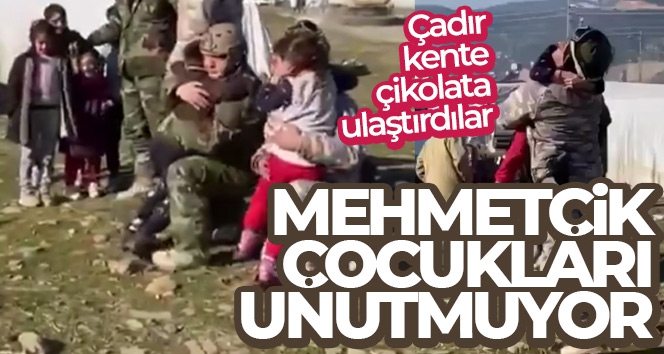 Mehmetçik'ten depremzede çocuklara çikolata