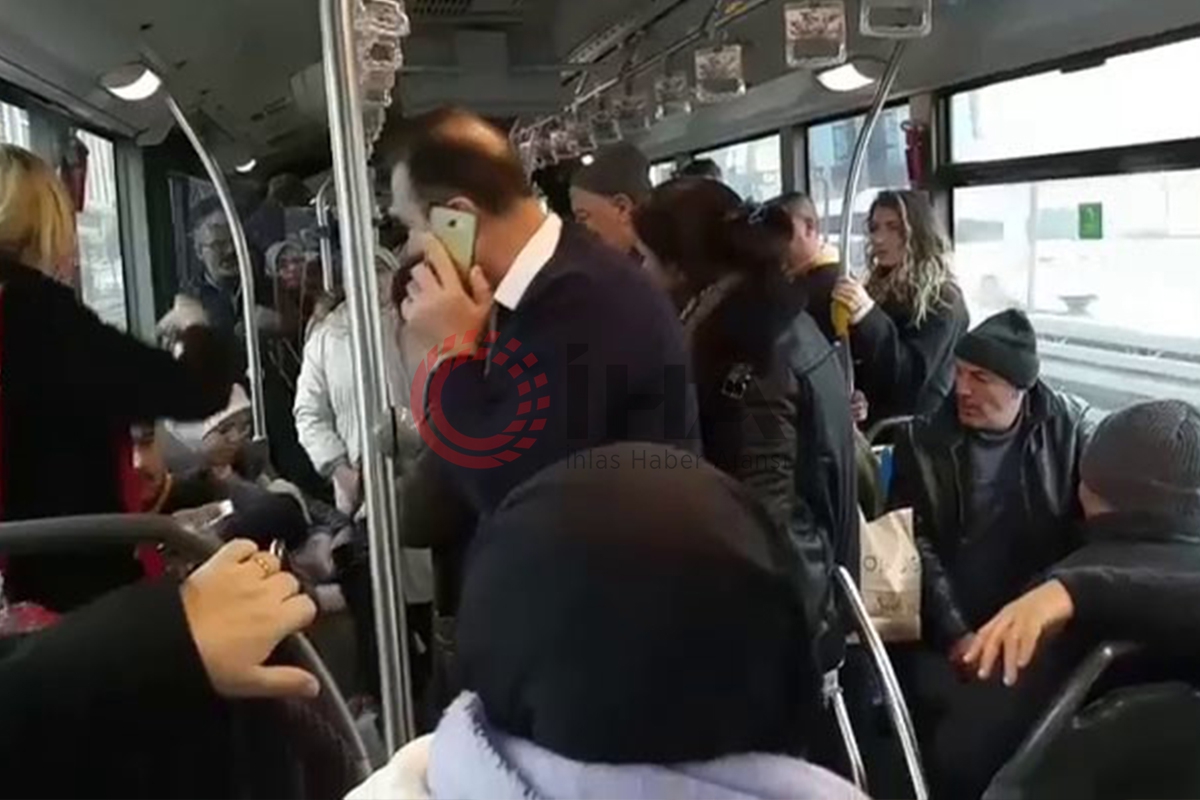 Metrobüste 'Telefonumu çaldın' kavgası!