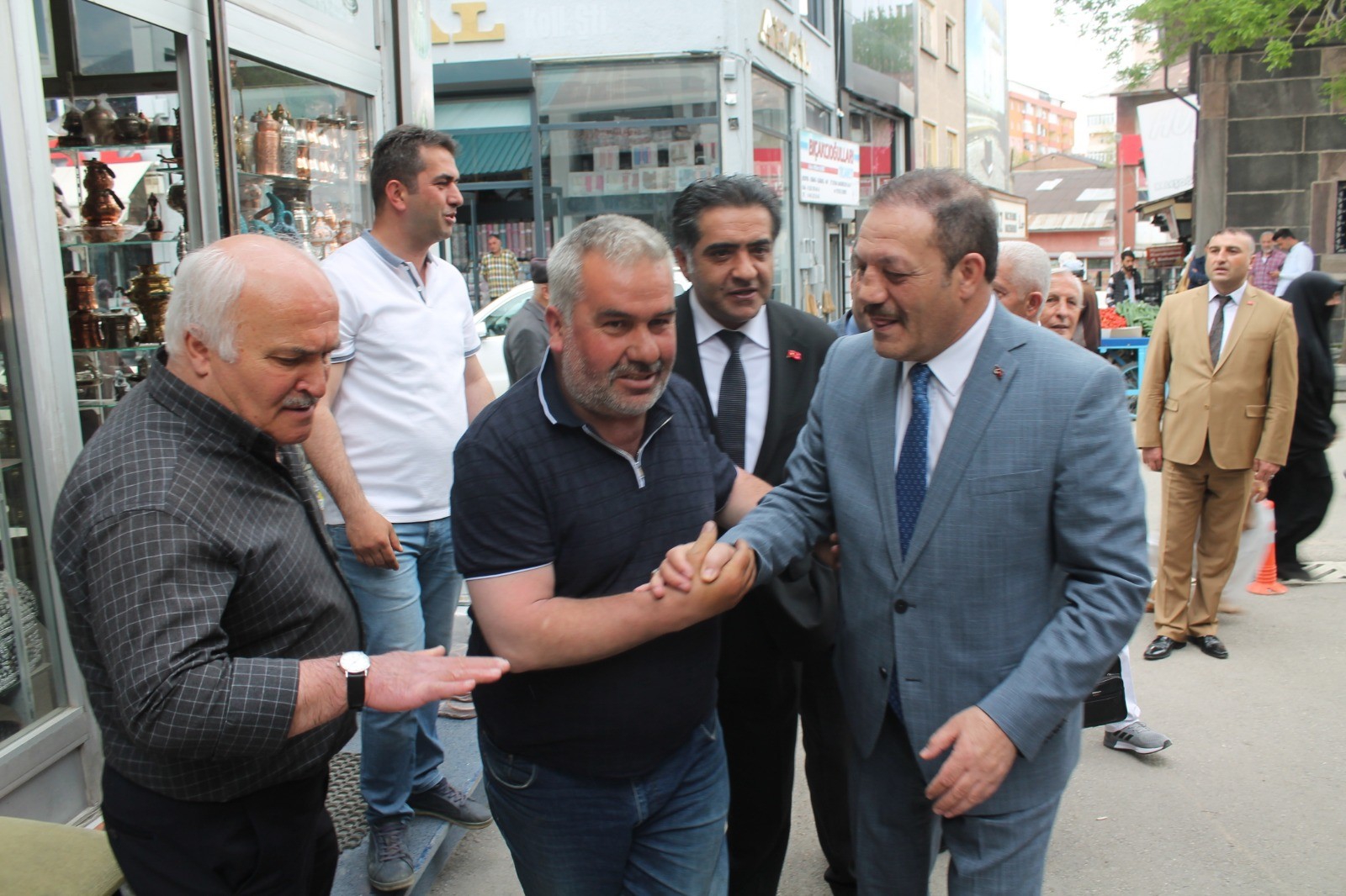 MHP İl Başkanı Karataş esnafı dinledi 