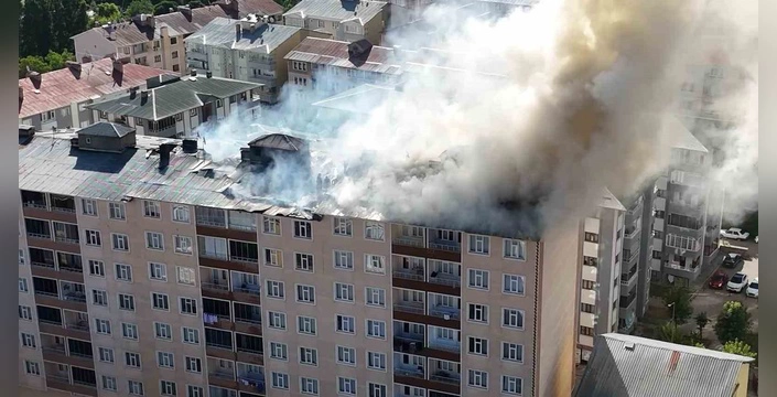 Muş'ta 9 Katlı Binada Çatı Yangını: Hızlı Müdahaleyle Kontrol Altına Alındı