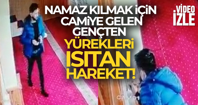 Namaz kılmak için camide elektrikli ısıtıcıyı çalıştıran gençten iç ısıtan hareket